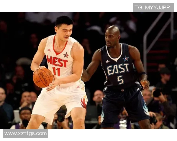 姚明在球场上的童真瞬间展现了他如小孩般的纯真与热情